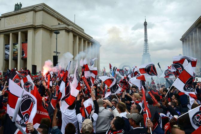 Dopo diciannove anni il Paris Saint Germain  tornato a vincere il titolo in Ligue 1. Il giorno dopo il successo di Lione (0-1) a Parigi  arrivato il momento di far esplodere la gioia in una festa attesa due decenni. Afp